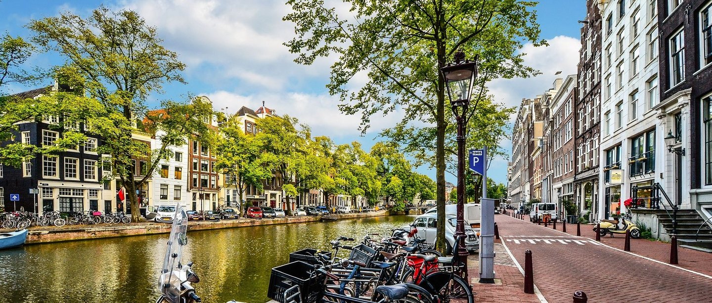 https://pixabay.com/de/amsterdam-stra%C3%9Fe-kanal-fahrrad-2261212/